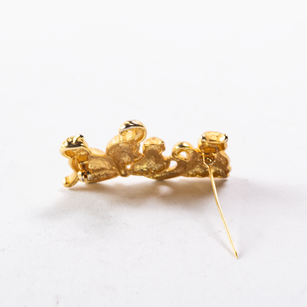 Four cat brooch