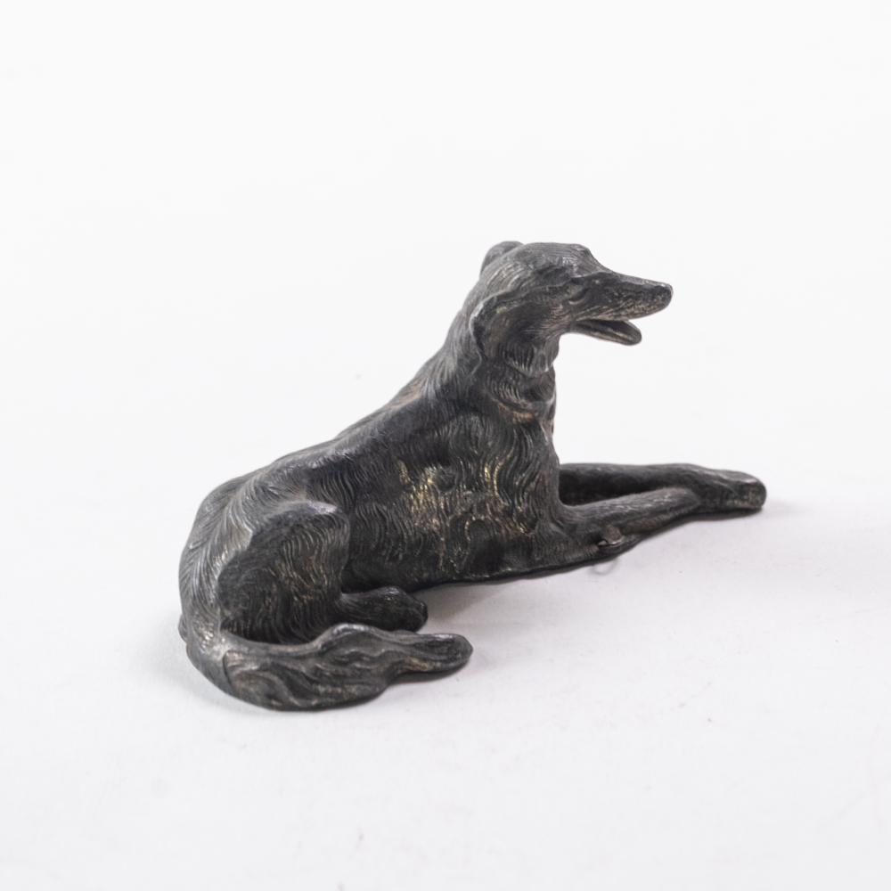 Hunting dog figure